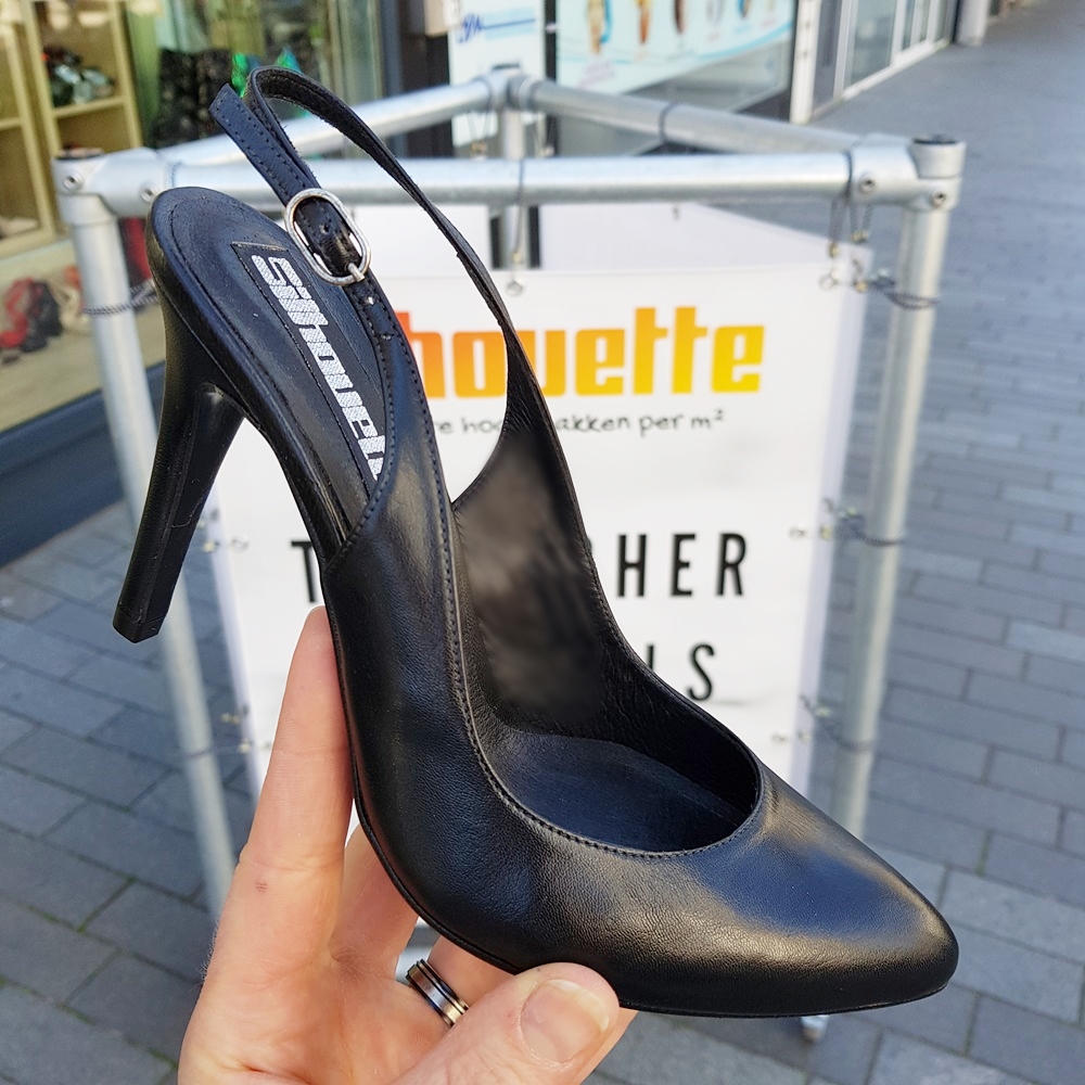 Slingback Pump in zwart leer met semispitse neus en naaldhak