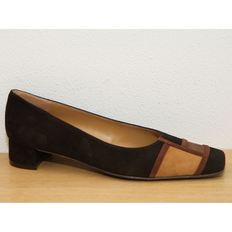 Pumps met lage hakken in bruin suède met carréneus | Silhouette | Hoge  hakken