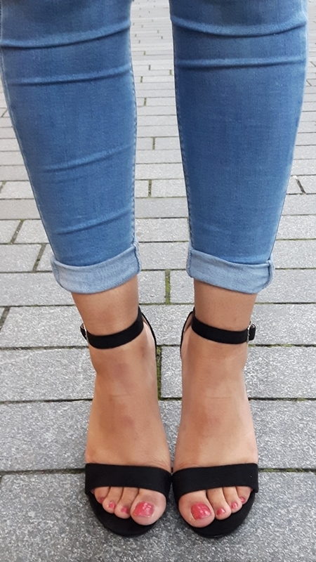 Sandaaltjes voor brede voeten met naaldhak in zwart | Silhouette