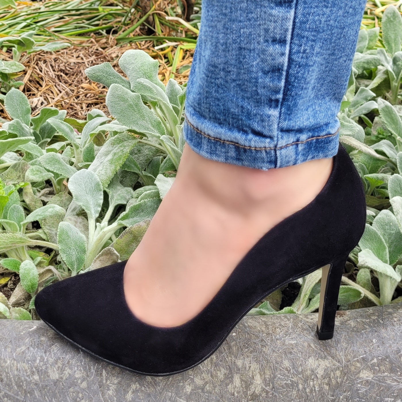 Zwarte suede pumps met sierlijke belijning Silhouette