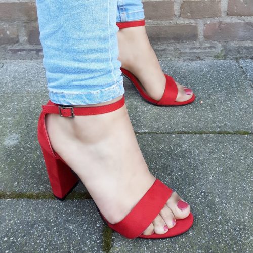 Felrode sandalen met blokhak en smal enkelbandje | SILHOUETTE