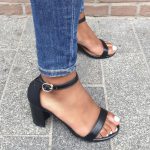Zwart leerlook sandaaltje in kleine maten met brede hak | SILHOUETTE