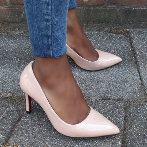 Nude lakpumps in kleine maten met rode loopzool | Kleine maat hakken in nude