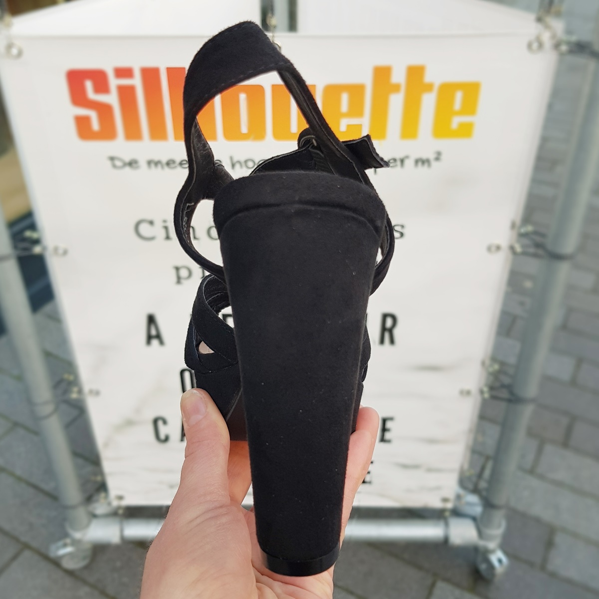 Sandaal met bandjes voor smallere voeten | Zwarte sandaal met plateau
