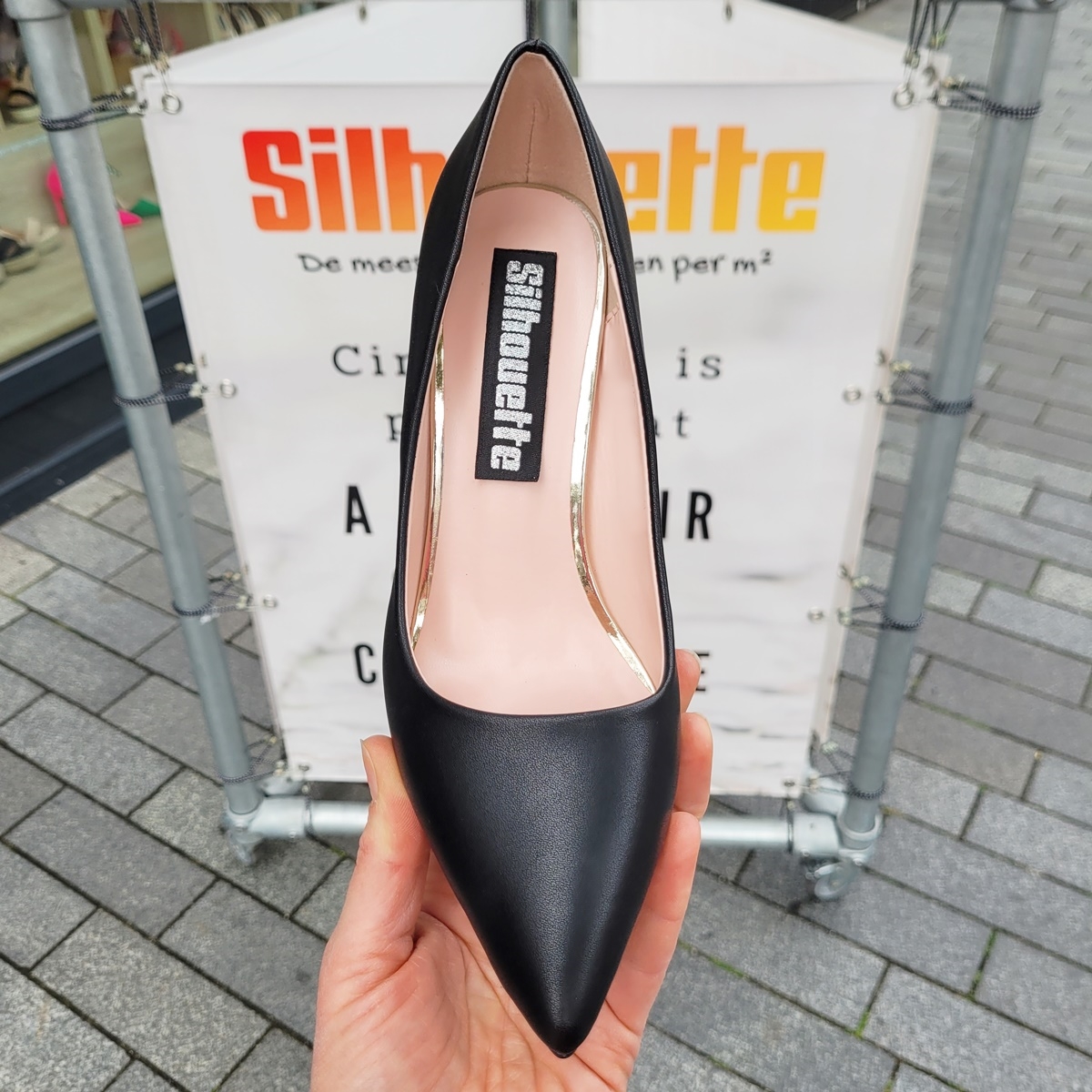 Simpele zwarte pumps met naaldhak in mat zwart Silhouette