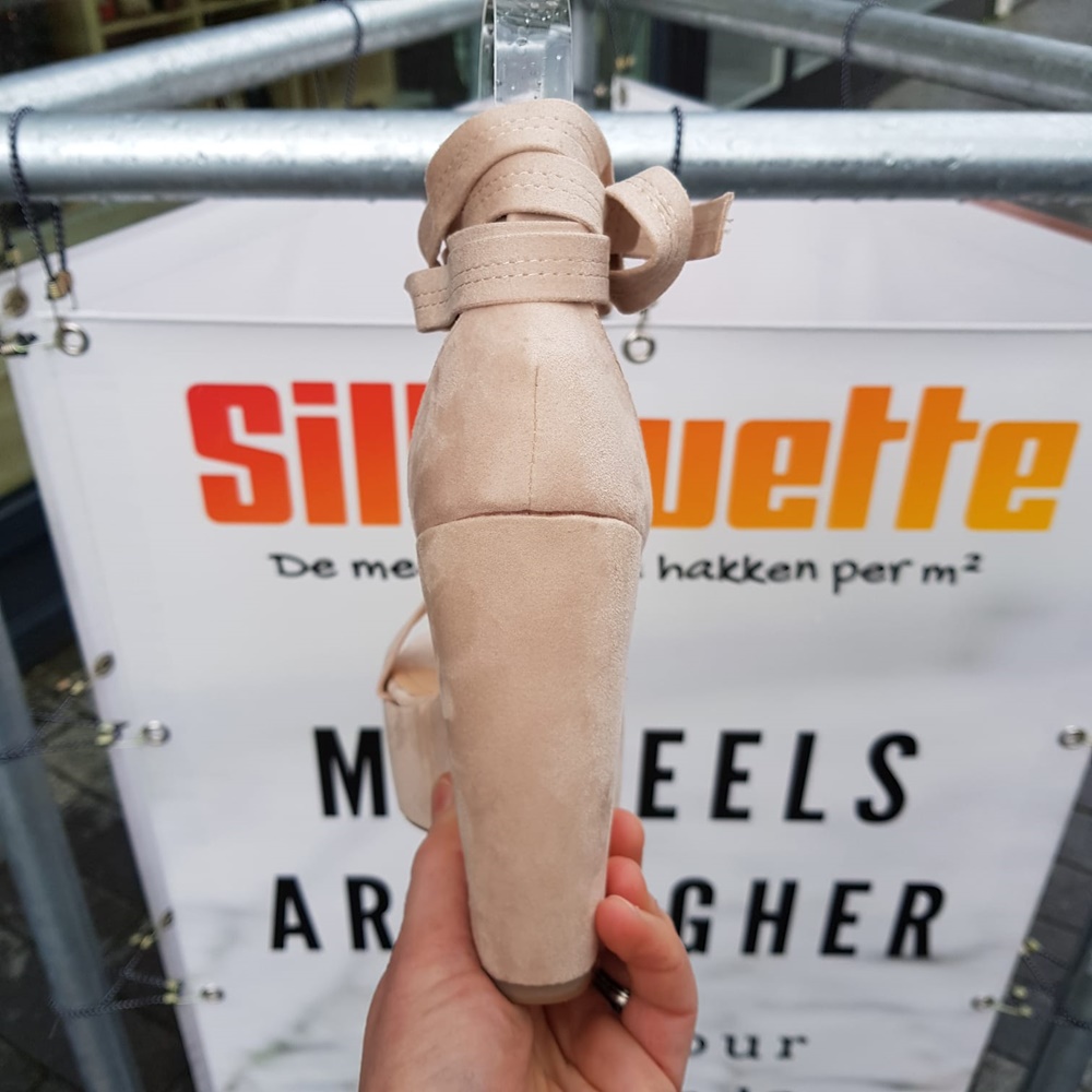 Beige sleehakken met touwtjes | Sleehak sandalen met wikkelbanden