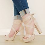 Beige sandaal met wikkelbanden en dikke hak | Sandalen met wikkelband