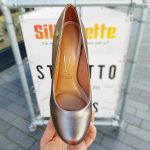 2218-97-004 – loodkleur pewter damespumps met hak grijs metallic