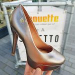2218-97-004 – loodkleur pewter damespumps met hak grijs metallic (2)