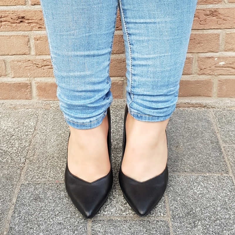 Sexy zwarte pumps met hoge stilettohak en V-uitsnijding