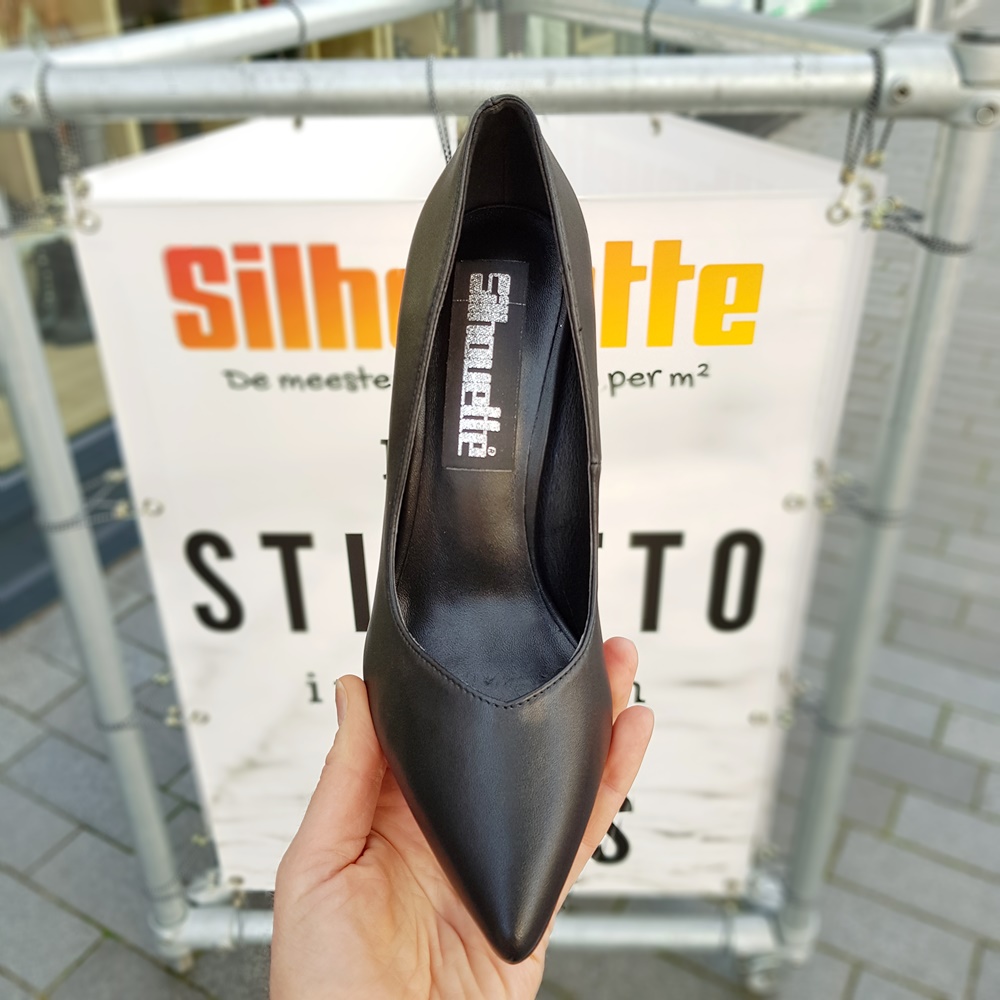 Sexy zwarte pumps met hoge stilettohak en V-uitsnijding