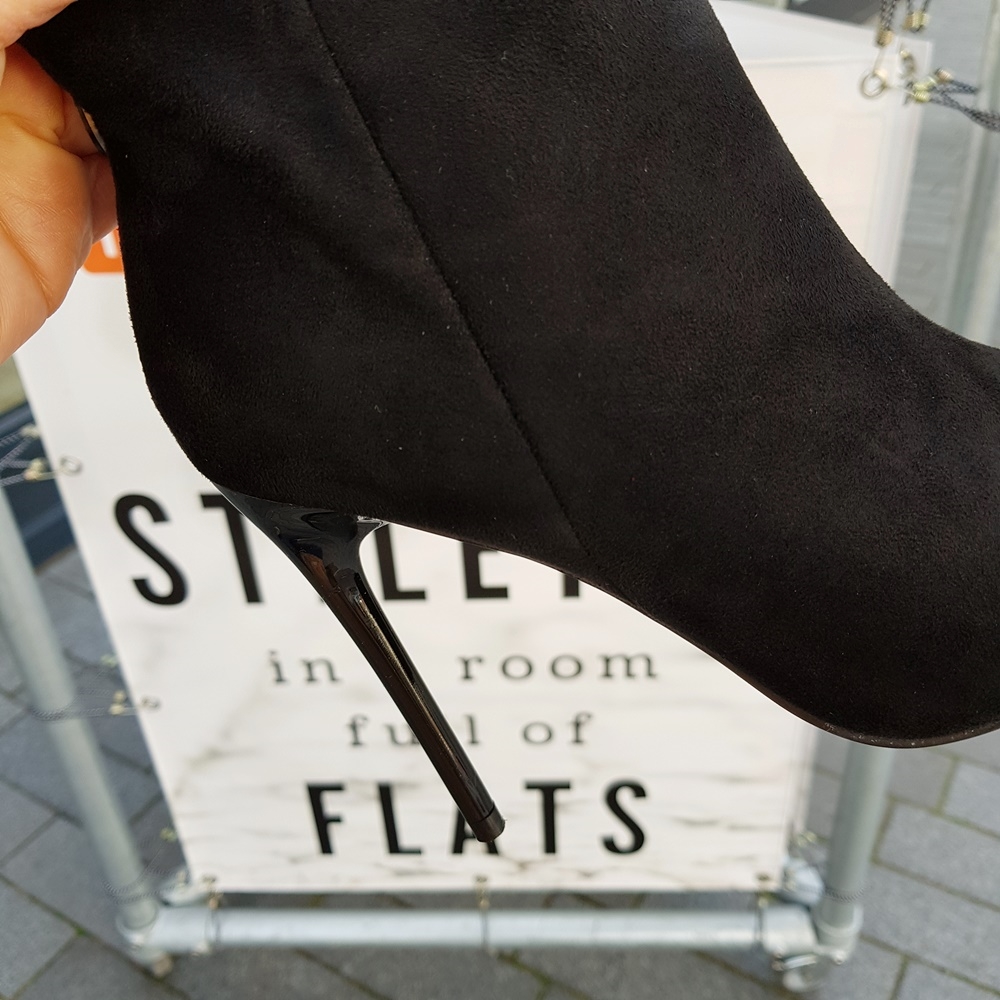 Laars tot de knie met stiletto hak in suede look