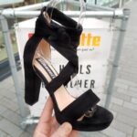 2775-10-053 – Zwarte sandalen met lange veters en blokhakken Zwarte blokhakken met lange wikkelbanden (2)