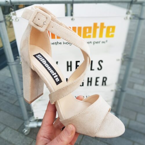 Beige suede sandalen met hak | Beige blokhakken met kruisbanden over de voet