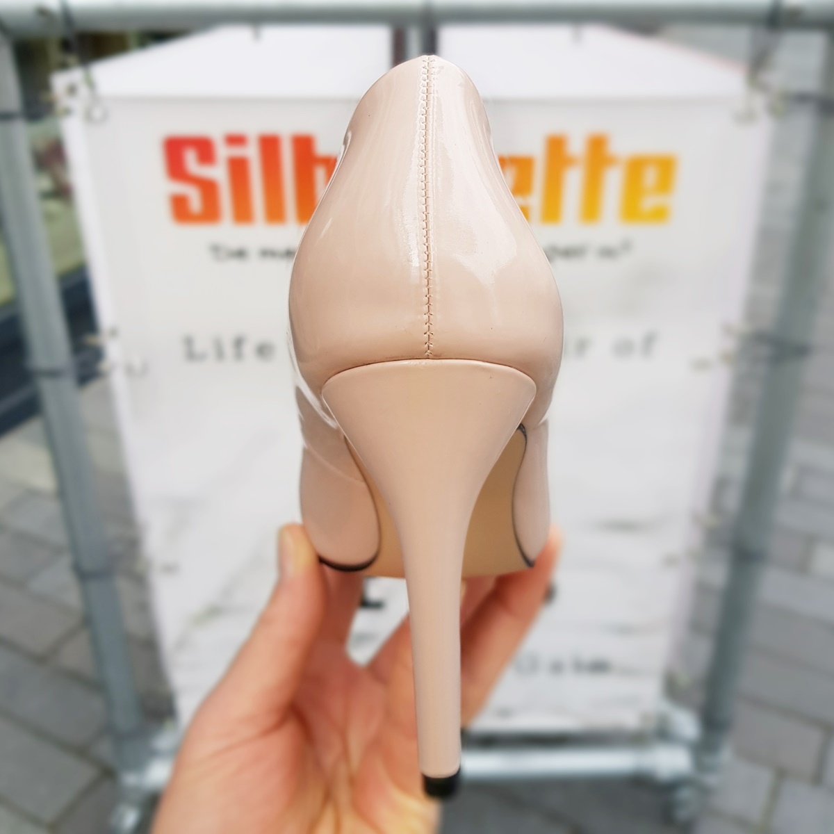 Nude pumps met hoge hak in kleine maten met spitse neus