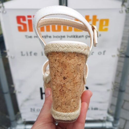 Witte sleehakken in kleine maten met kurkzool Sleehakken wit in kleine schoenmaat