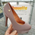 2218-29-007 – Taupe pumps met hoge hak en plateau – Pumps met ronde neus en hoge hak in taupe kleur (2)