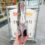 2418-98-001 – Zilveren enkellaarsjes met hoge hak en spitse neus – Enkellaarsjes zilver metallic met naaldhak (3)