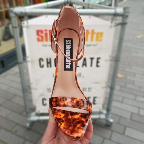 Oranje sandalen met hak en vlekken | Gevlekte sandaaltjes met hoge hak