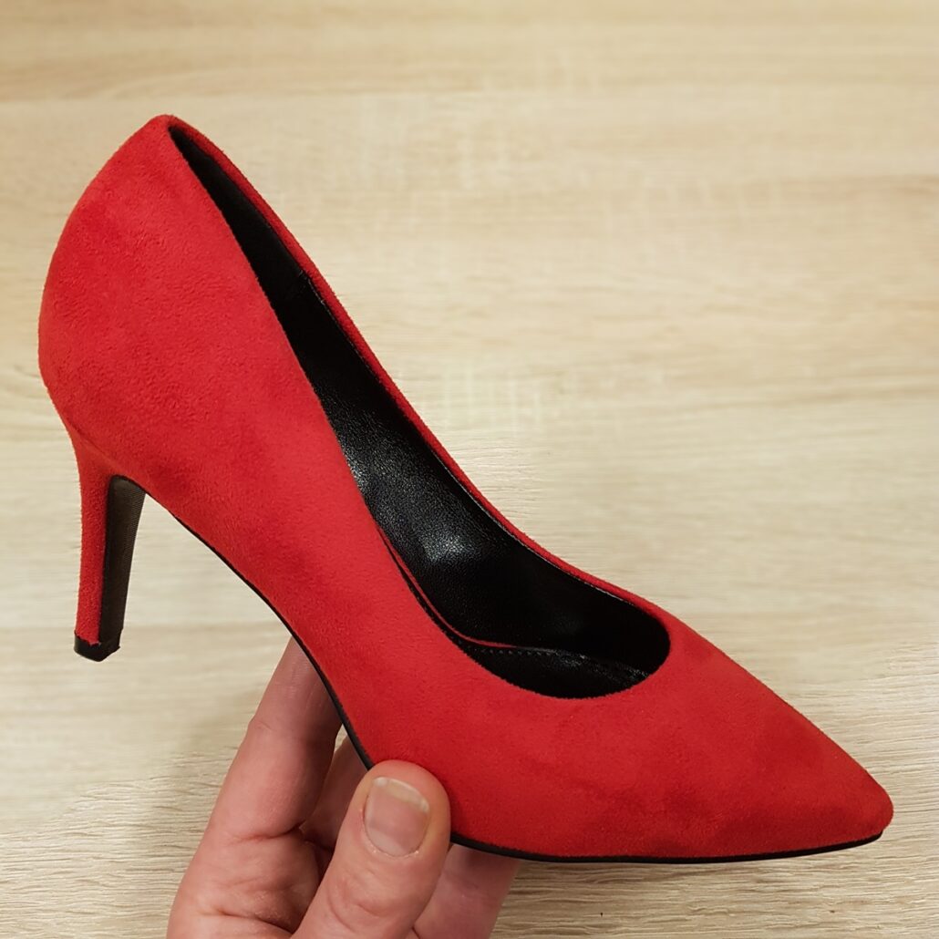 Rode pumps met hak in kleine maten
