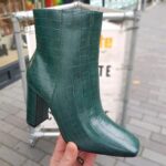 2415-80-001 – Groene enkellaarsjes met vierkante neus en kroko print – Enkellaars met stompe neus en blokhak (3)