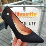 2216-10-055 – Zwarte pumps met lagere naaldhak en spitse neus – Basis pumps met 7 cm hak (2)