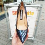 2218-77-011 – Blauw paarse pumps met hoge hak – pumps met olie-achtige gloed (1)