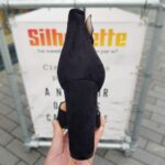 2225-10-012 – Zwarte pumps met blokhak en brede enkelband – Zwarte pumps met bandje om de enkel (3)