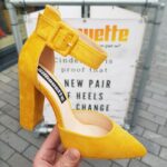 2225-90-003 – Gele pumps met blokhak en brede enkelband – Gele pumps met enkelband (3)