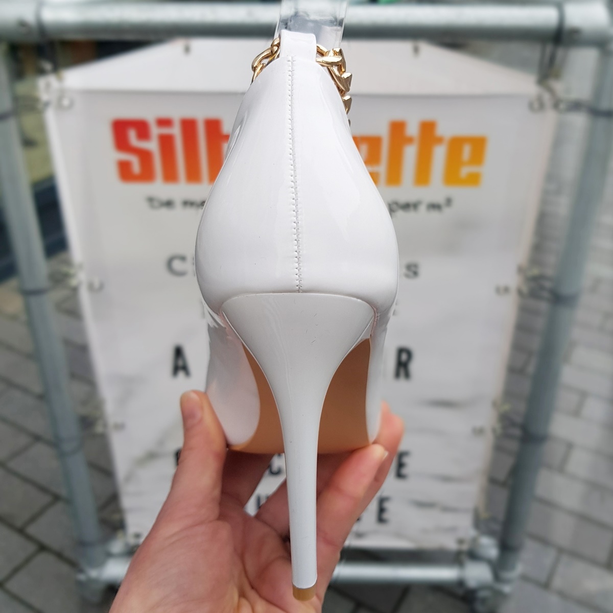 Witte lakpumps met kettinkje om de enkel | Silhouette