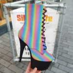 2328-99-002 – Enkellaarsjes met regenboog in grote maten – Rainbow heels van Pleaser in grote maten (5)