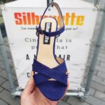 2724-72-002 – Blauwe sandalen met blokhak en gekruiste banden – Blauwe sandalen met hak voor smallere voeten (3)