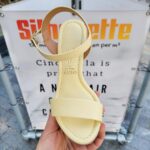 2723-91-001 – Licht gele sleehakken met zacht voetbed – Gele sandalen met sleehak (3)