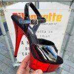 2728-60-064 – Zwart met rode lak sandalen met metallic zool en hak – Rood met zwarte Pleasers (2)