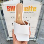 2815-50-003 – Witte slippers met brede hak – Slippers in wit met trapezium hak (3)