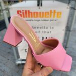 2815-66-002 – Roze slippers met brede hak – Slippers in roze met trapezium hak (3)