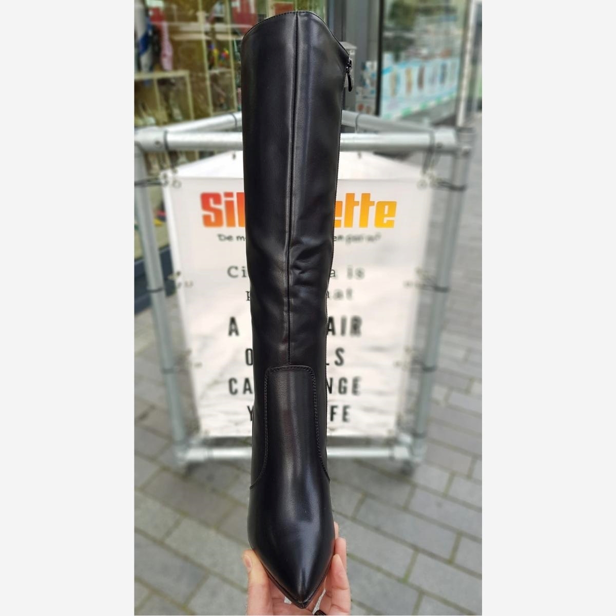 Zwarte knielaarzen met hoge naaldhak en spitse neus