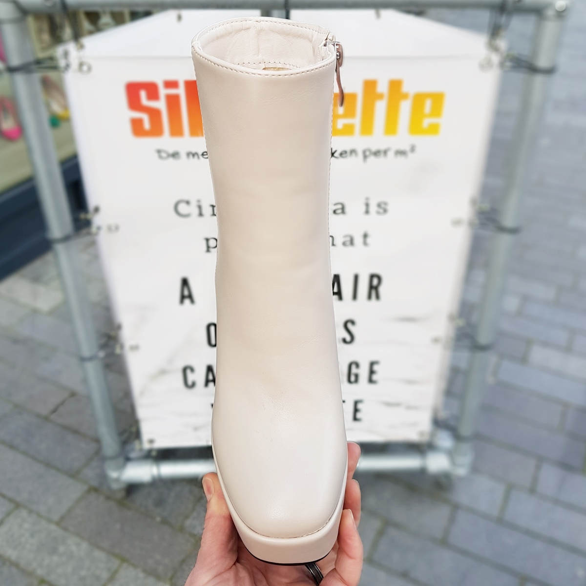 Beige suède cowboylaarsjes met bronzen details | Western boots | Sacha |  Sacha