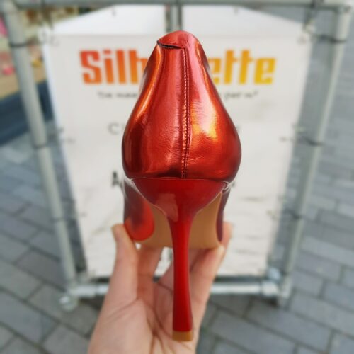 Rode metallic pumps met knik in de hak | Pumps met hoge hak in rood metallic