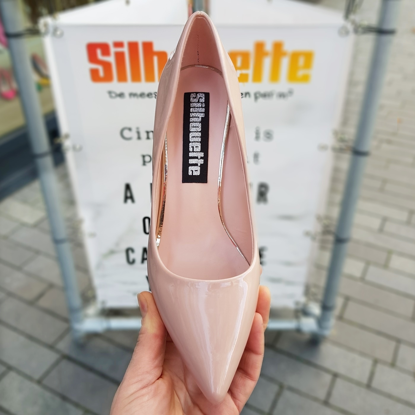 Nude lakpumps met slanke blokhak | Silhouette