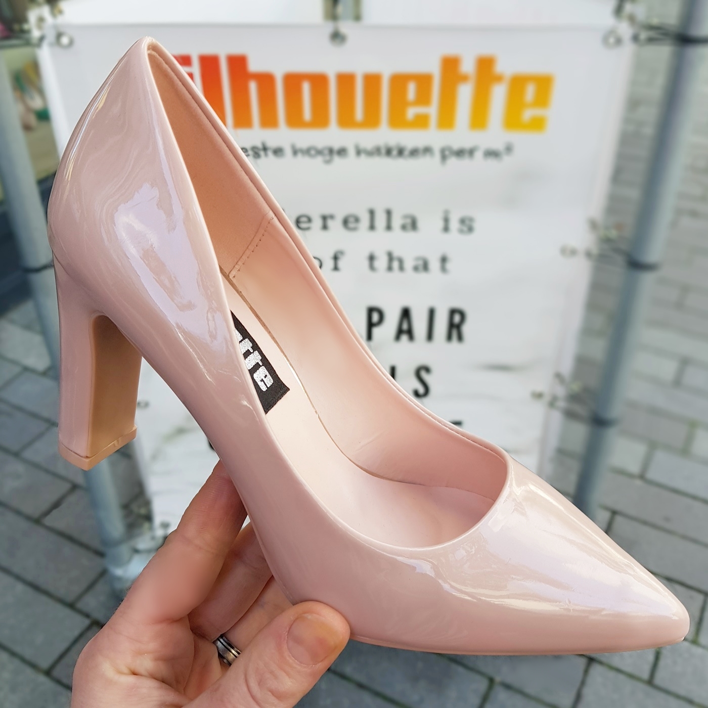 Nude lakpumps met slanke blokhak | Silhouette