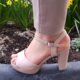 Beige open hakken met band over de voet | Beige blokhak sandalen met open teen