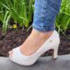 Witte pumps met open teen en lage hak | Witte peeptoe pumps met lage hak