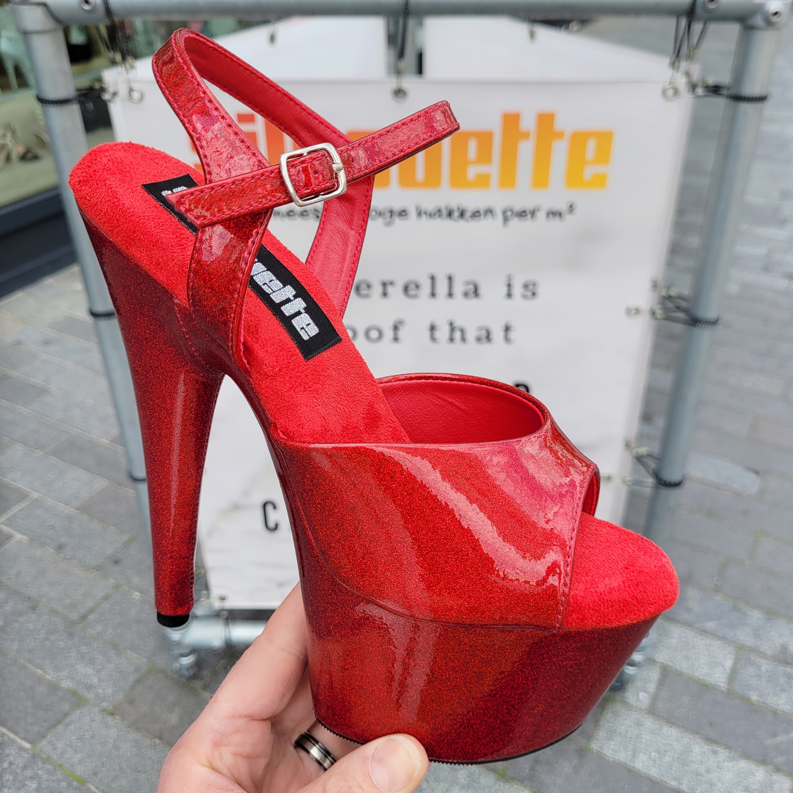 Rode Pleasers met glitters in het materiaal | Rode hoge hakken met glitters