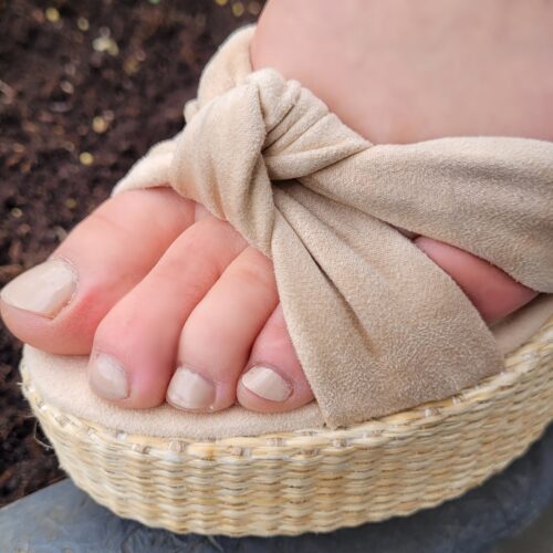 Beige zomersandaal met brede hak en knoop voor | Open zandkleurige sandalen met stevige hak