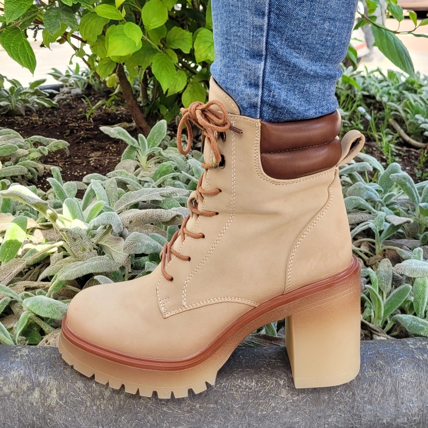 Creme veterlaarsjes met ronde neus | Silhouette