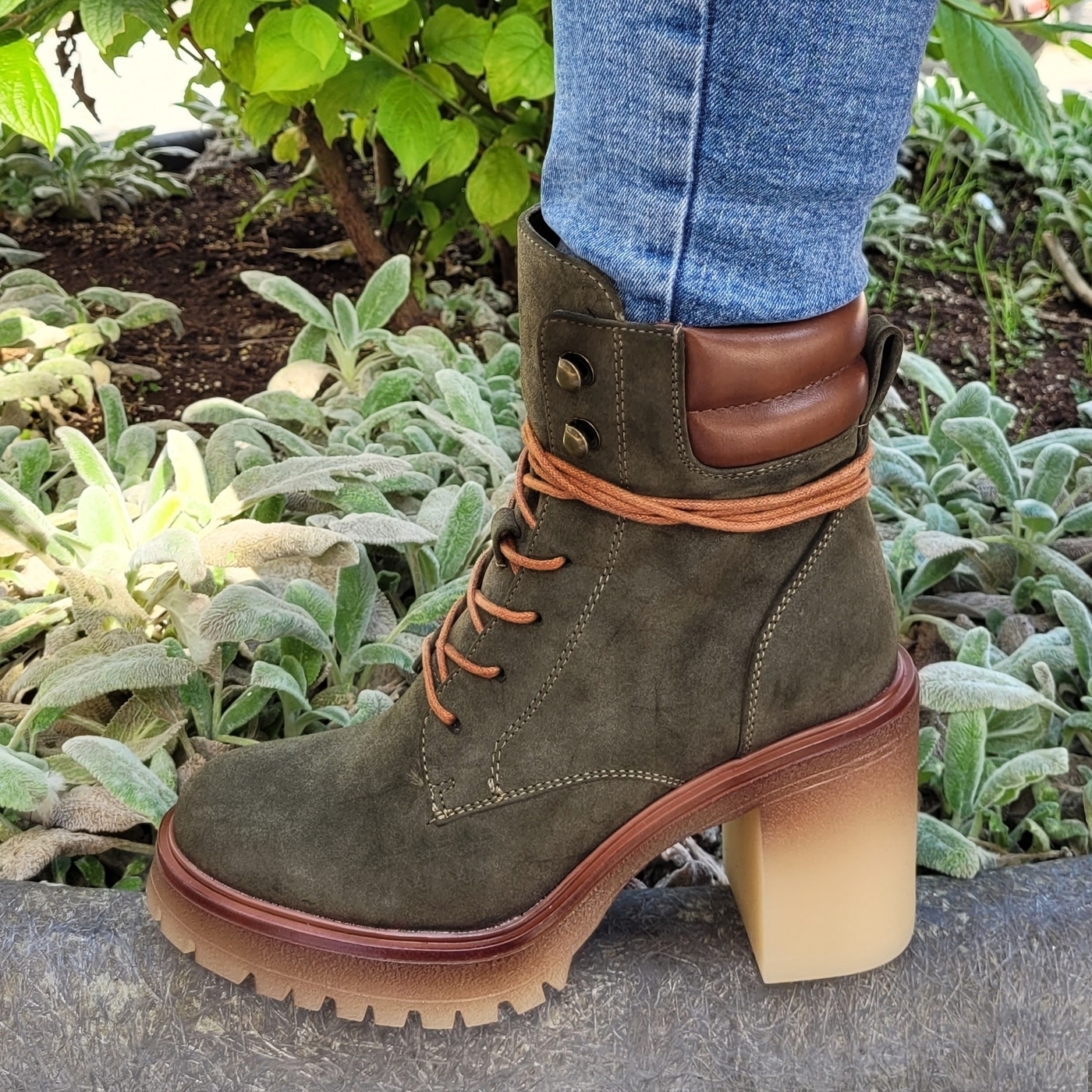 Kaki groene veterlaarsjes met ronde neus en two-tone zool