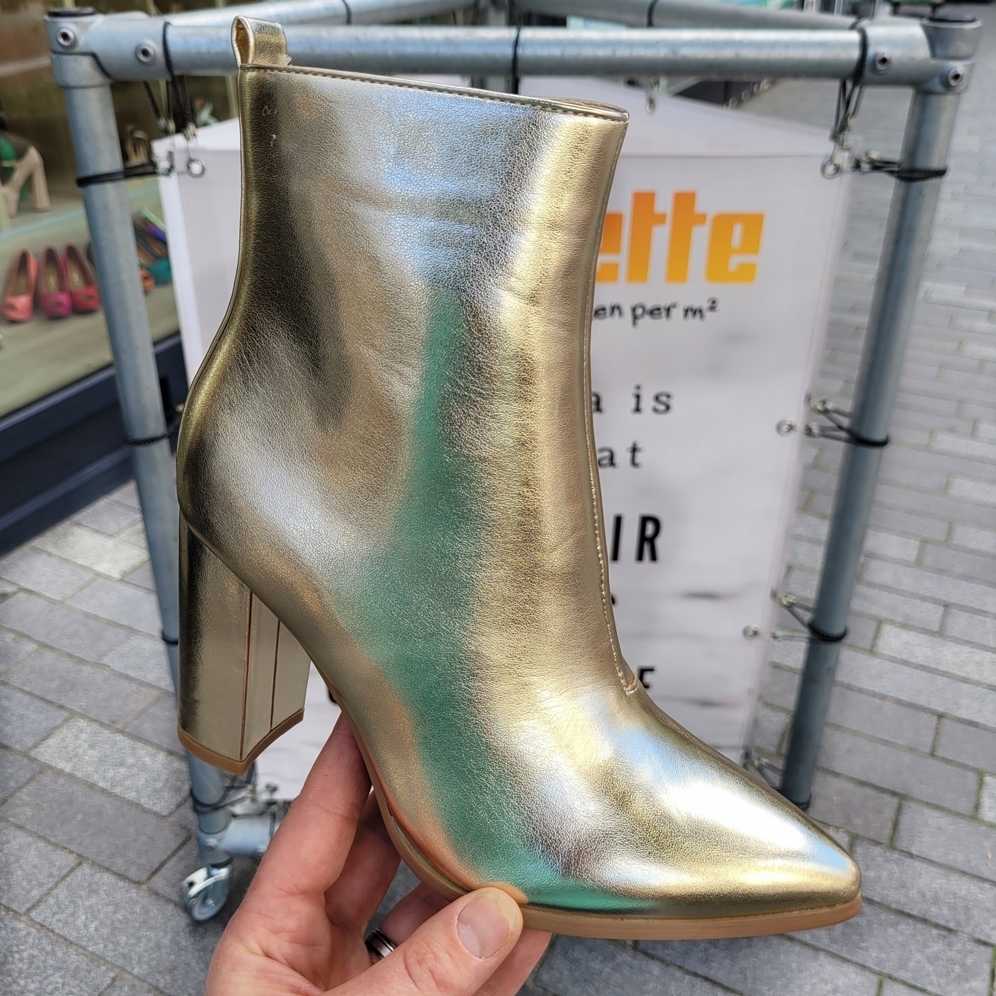 Gouden enkellaarsjes met blokhak Silhouette