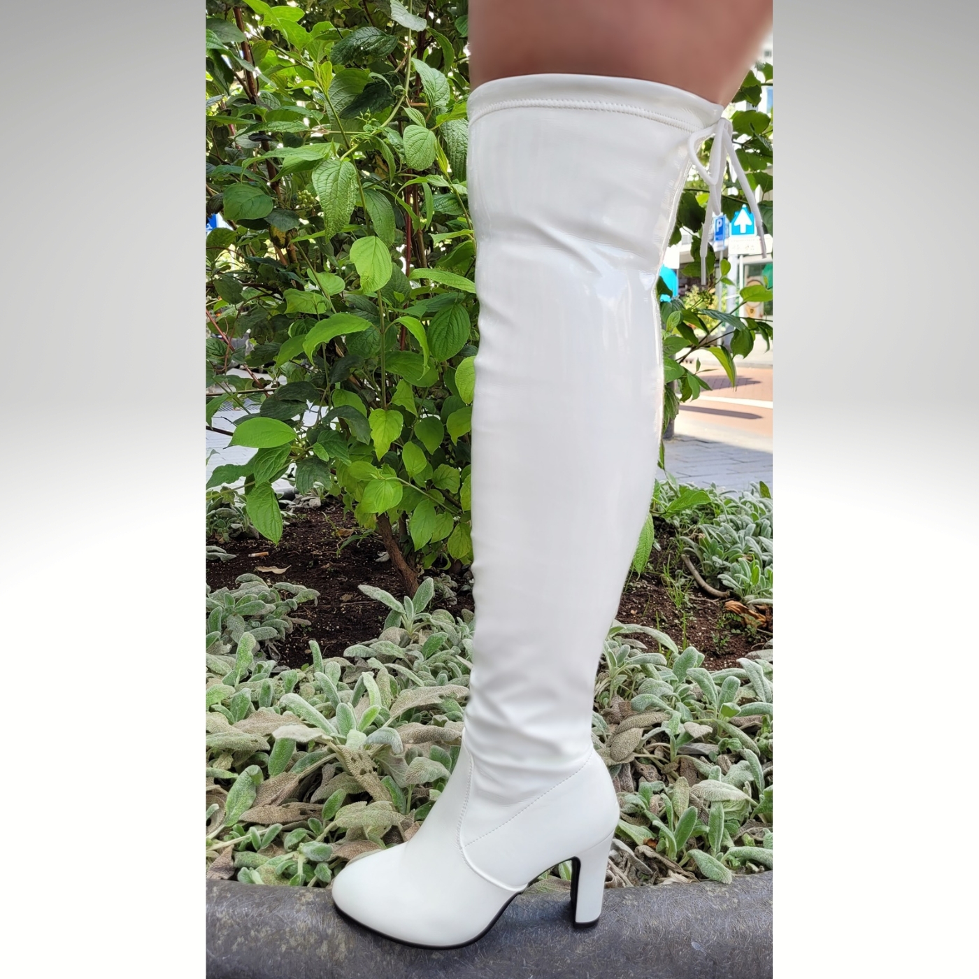 Witte laklaars met ronde neus en blokhak Silhouette