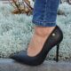 Comfortabele pumps met 10 cm hoge naaldhak | Zwarte leatherlook pumps met 10 cm hak